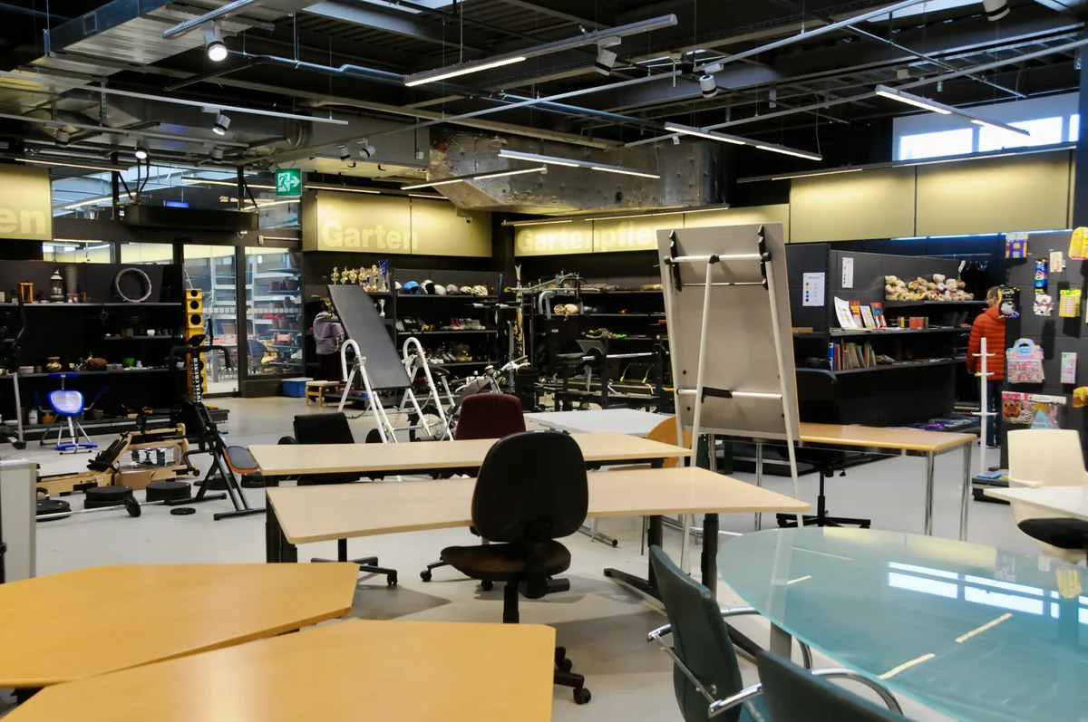 Das Angebot ist nach Themenbereichen unterteilt – neben Büromöbeln sind Sportartikel zu finden … Man sieht Büromöbel und Sportzubehör.